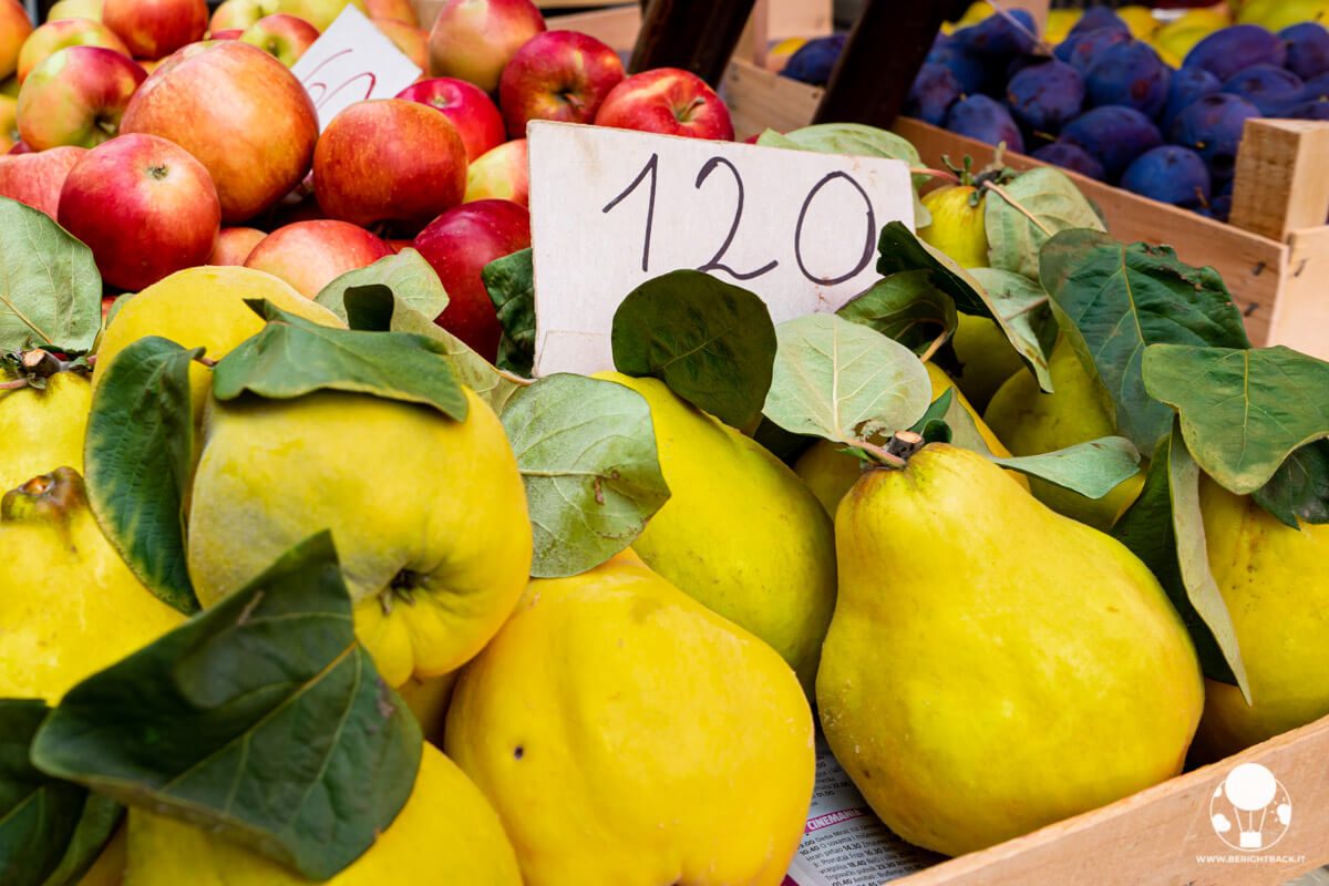 Mele cotogne al mercato del pesce di Novi Sad
