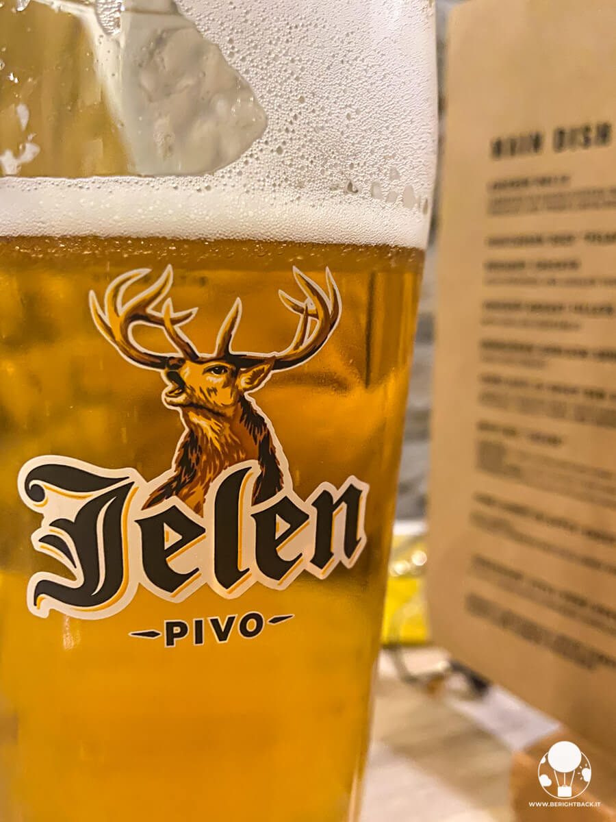 Un boccale di Jelen, la birra più diffusa in Serbia