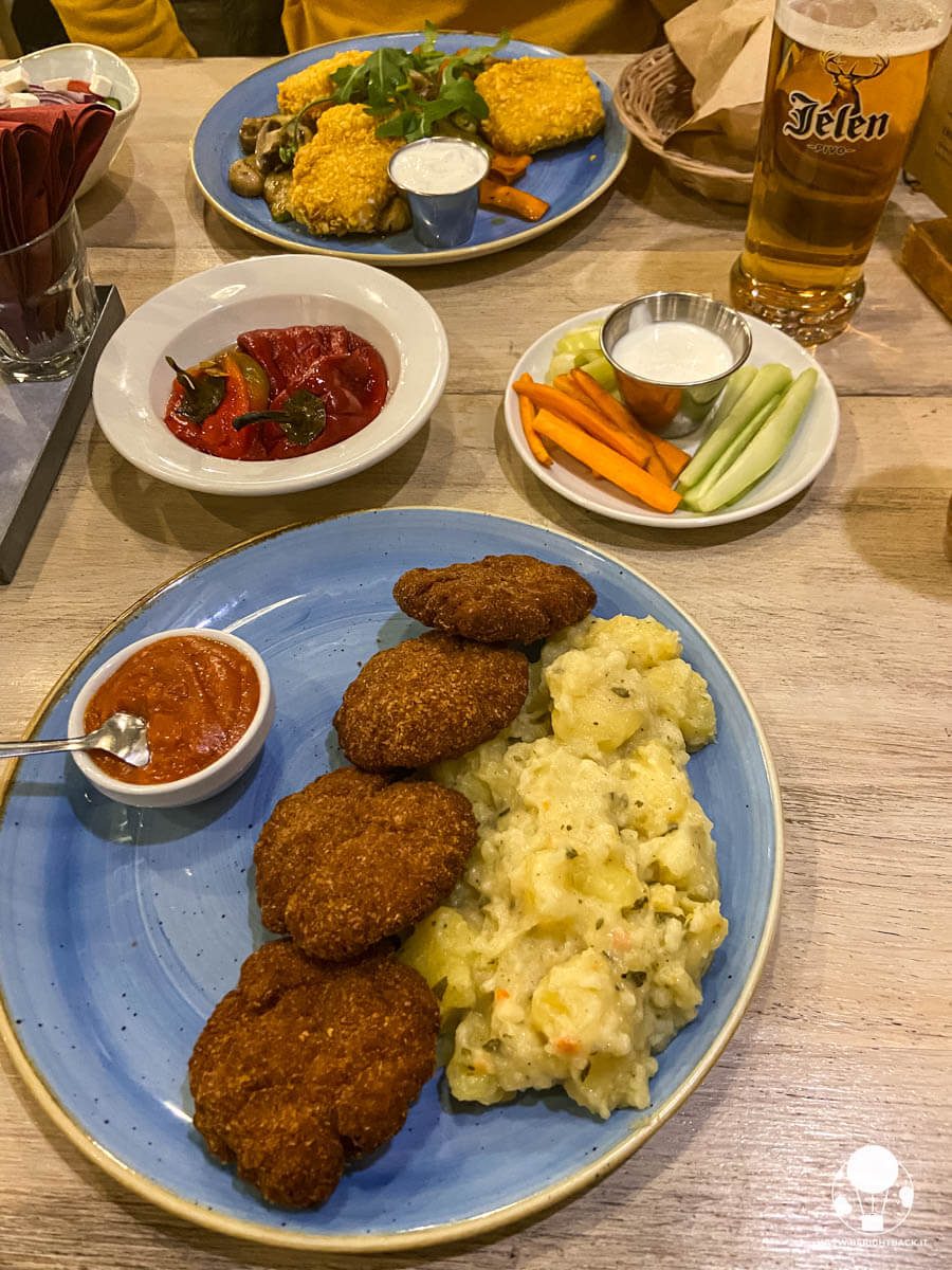 Polpette e formaggio fritto con verdure al Veliki Cafe di Novi Sad