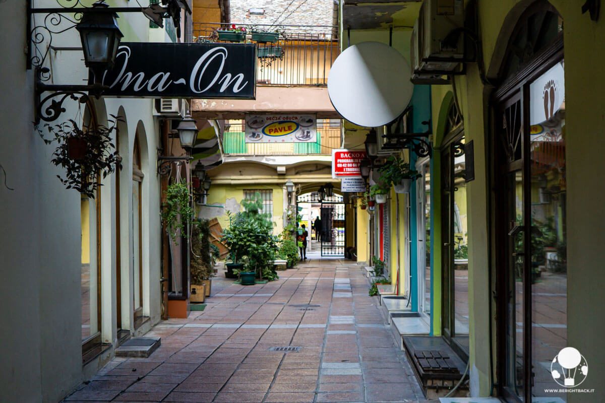Passaggio commerciale nascosto nel centro di Novi Sad