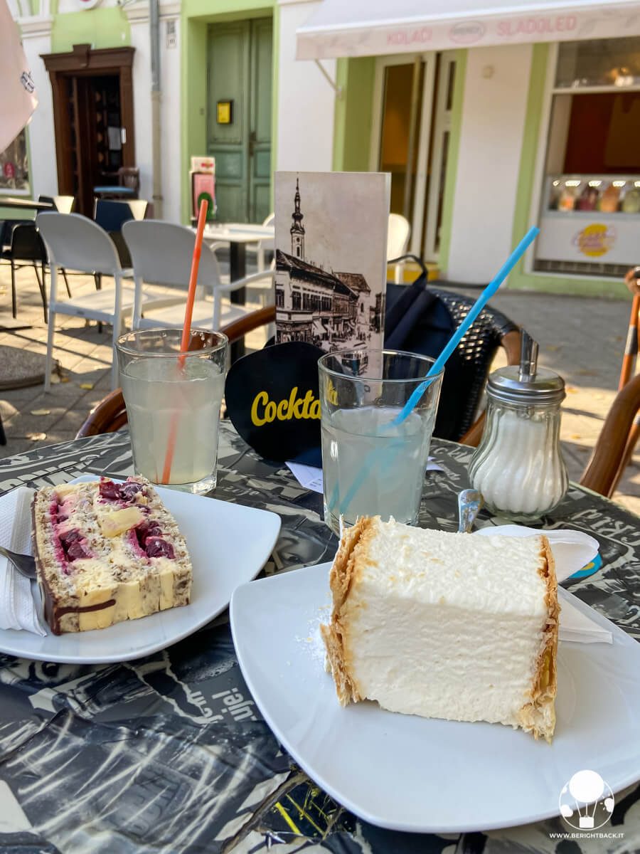 Fette di torta e limonata in una pasticceria di Novi Sad