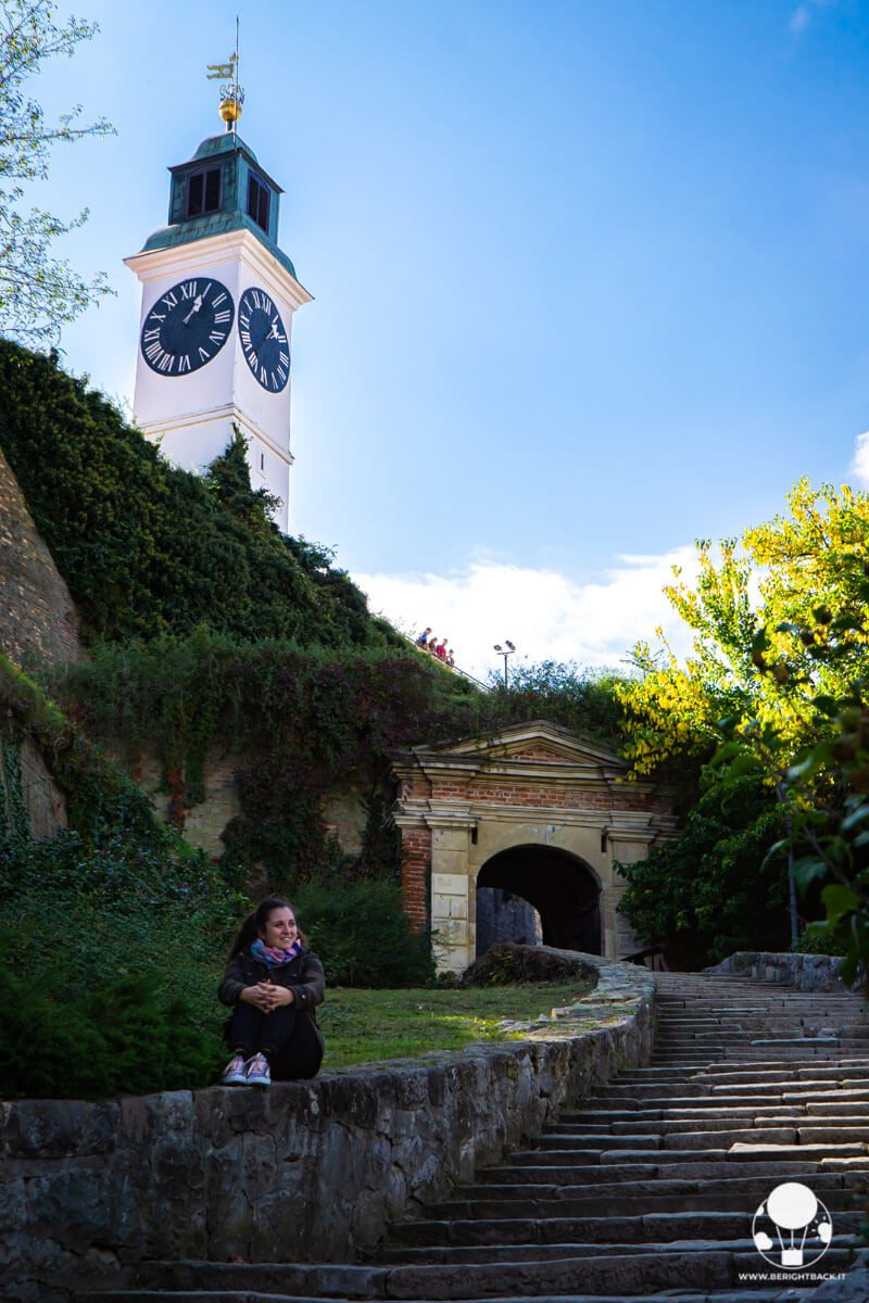 Scalinata d'ingresso alla fortezza di Petrovaradino con orologio sullo sfondo