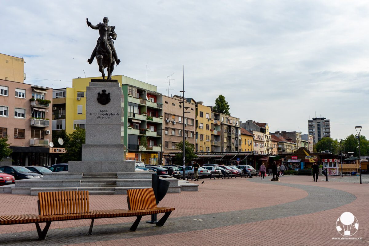 Piazza della Repubblica di Novi Sad con statua