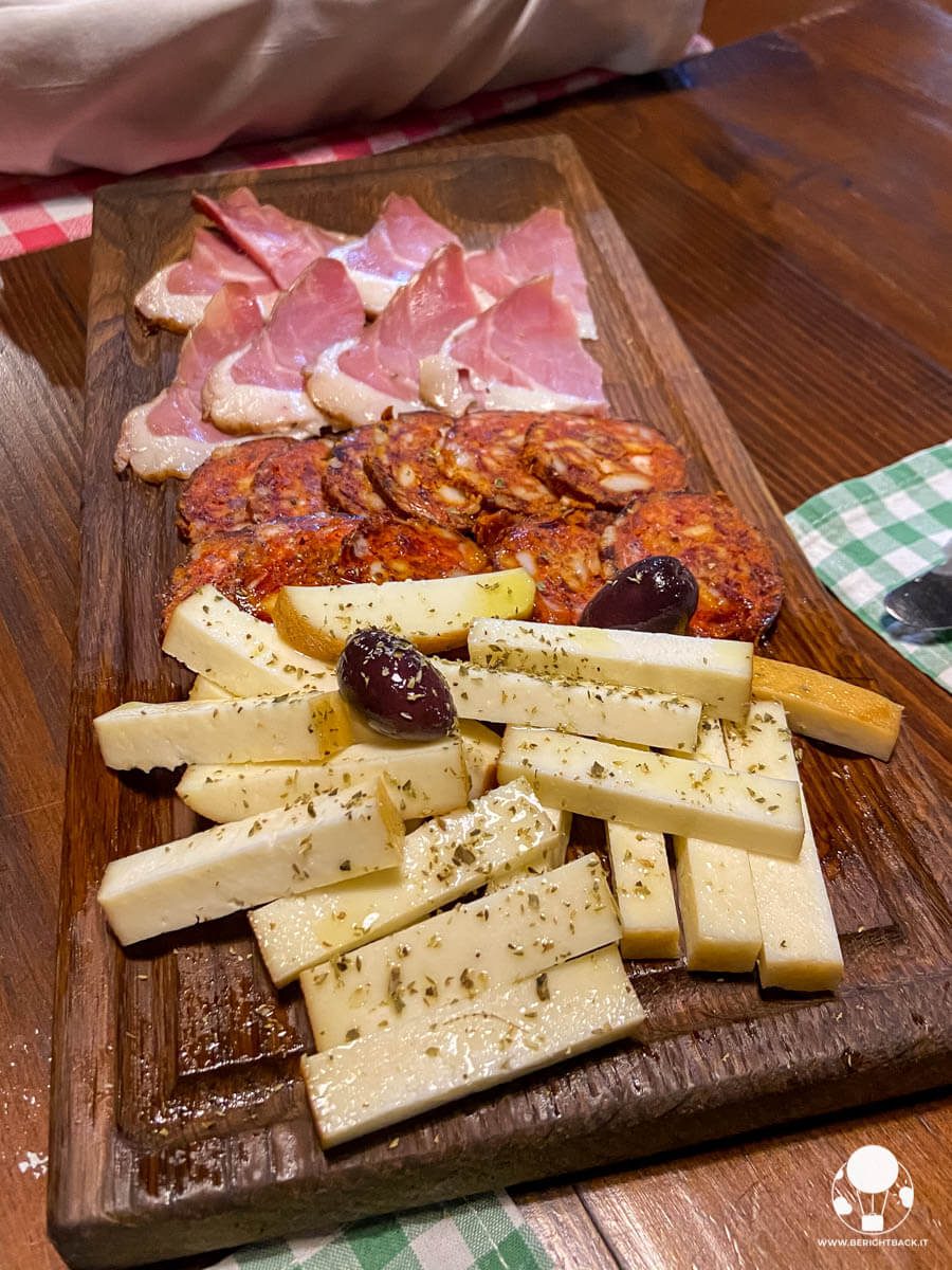 Tagliere misto di salumi e formaggi in Serbia