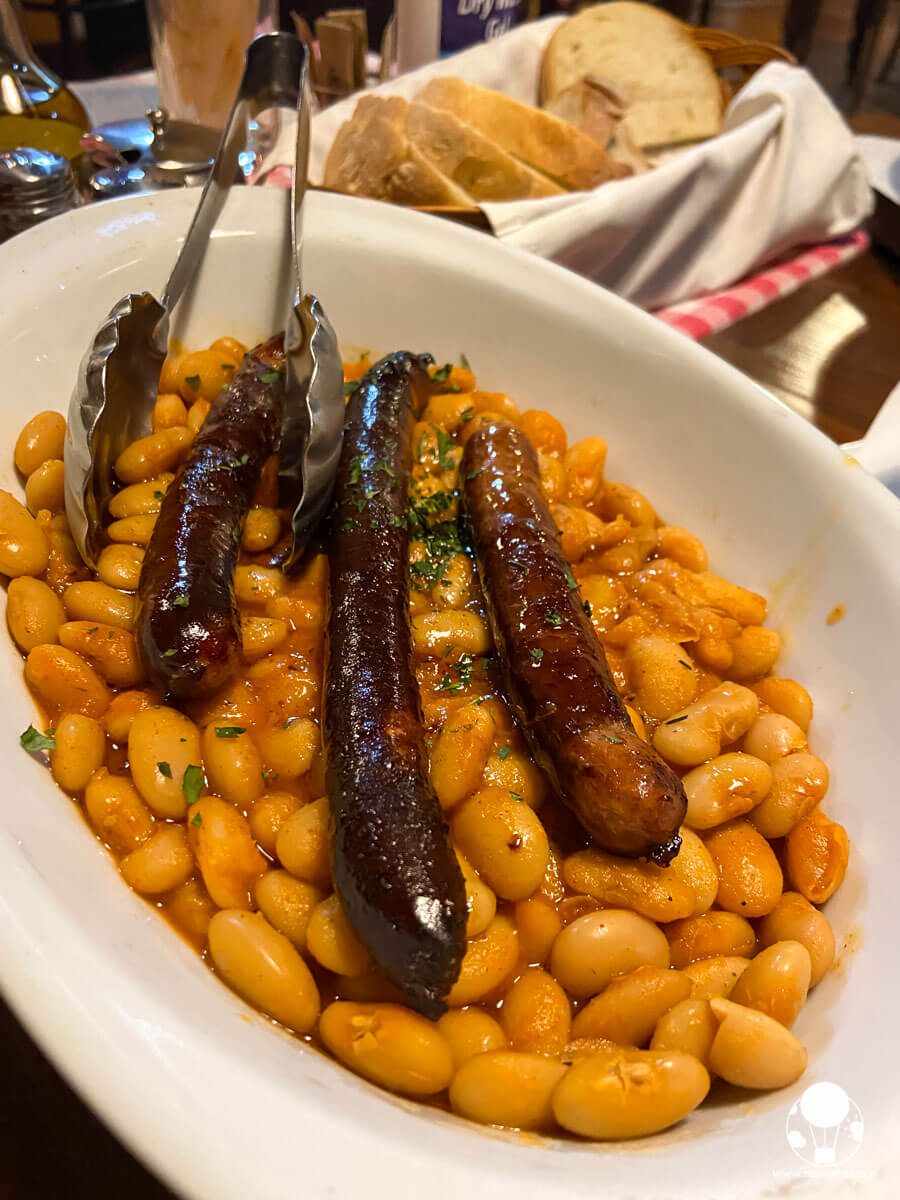 Prebranac (piatto serbo), fagioli al forno e salsiccia