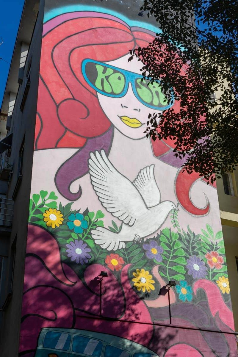 Murale anni '60 su fiancata palazzo Novi Sad