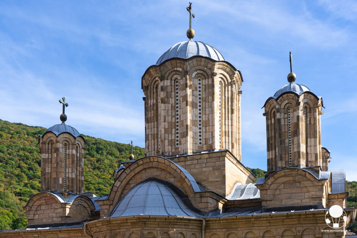 Tre delle cupole della chiesa della Santissima Trinità a Manasija, Serbia