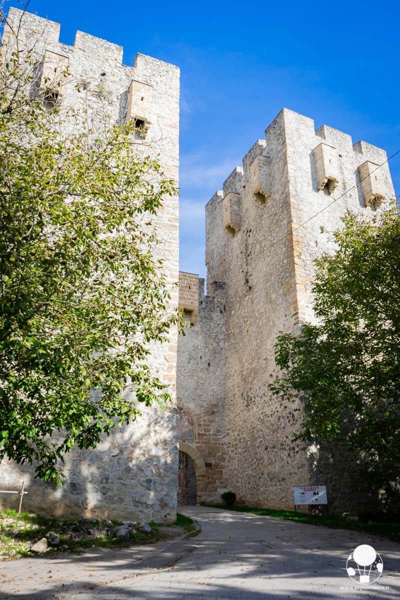 I due torrioni all'ingresso del monastero di Resava, Serbia