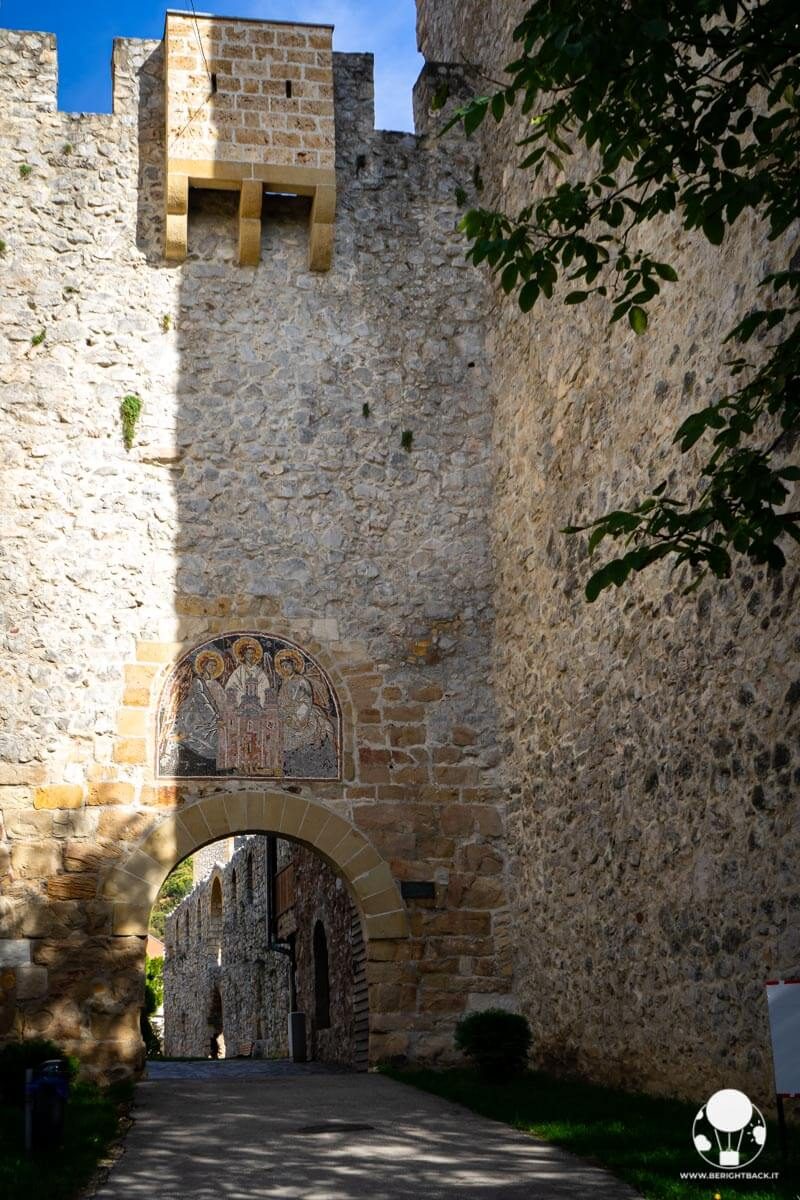 Ingresso del monastero di Resava con mosaico medievale