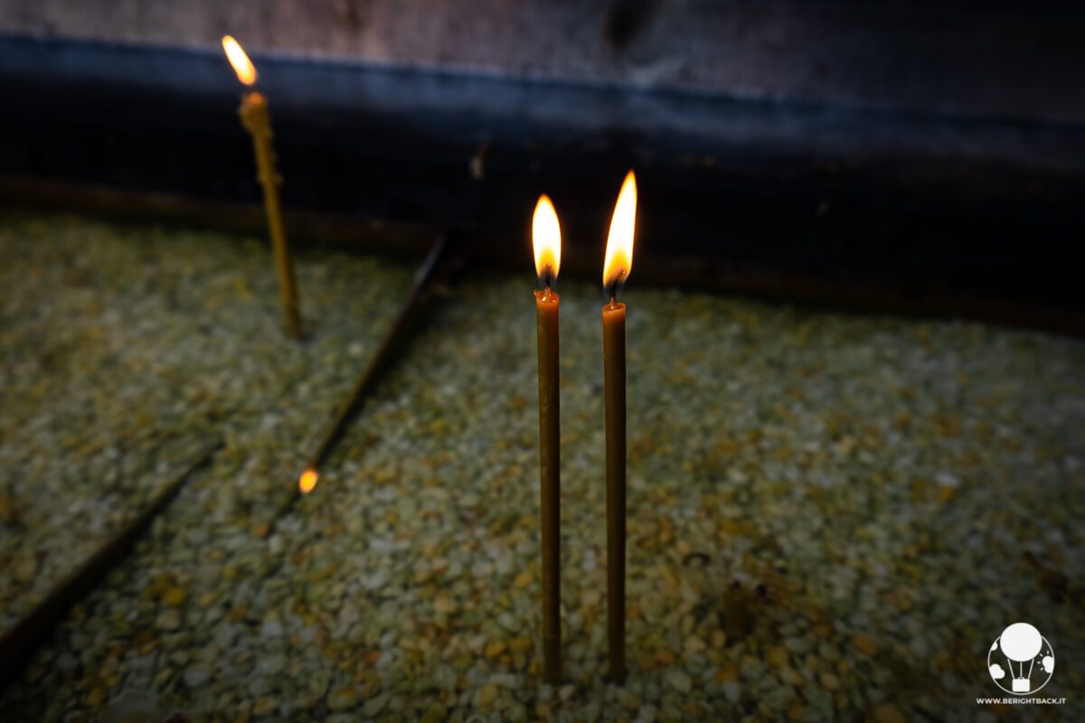 Due candele accese tra le mura del monastero di Manasija, Serbia