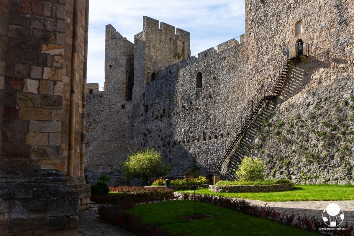 Due torrioni uniti da possenti mura al monastero di Resava, Serbia