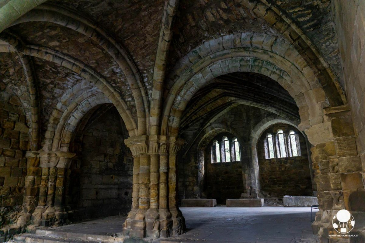 Antiche cantine col soffitto a volta nell'abbazia di Kirkstall, Leeds