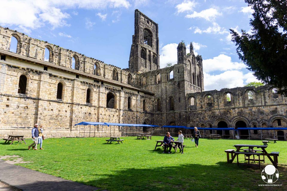 Chiostro con vista sull'antico campanile, abbazia di Kirkstall