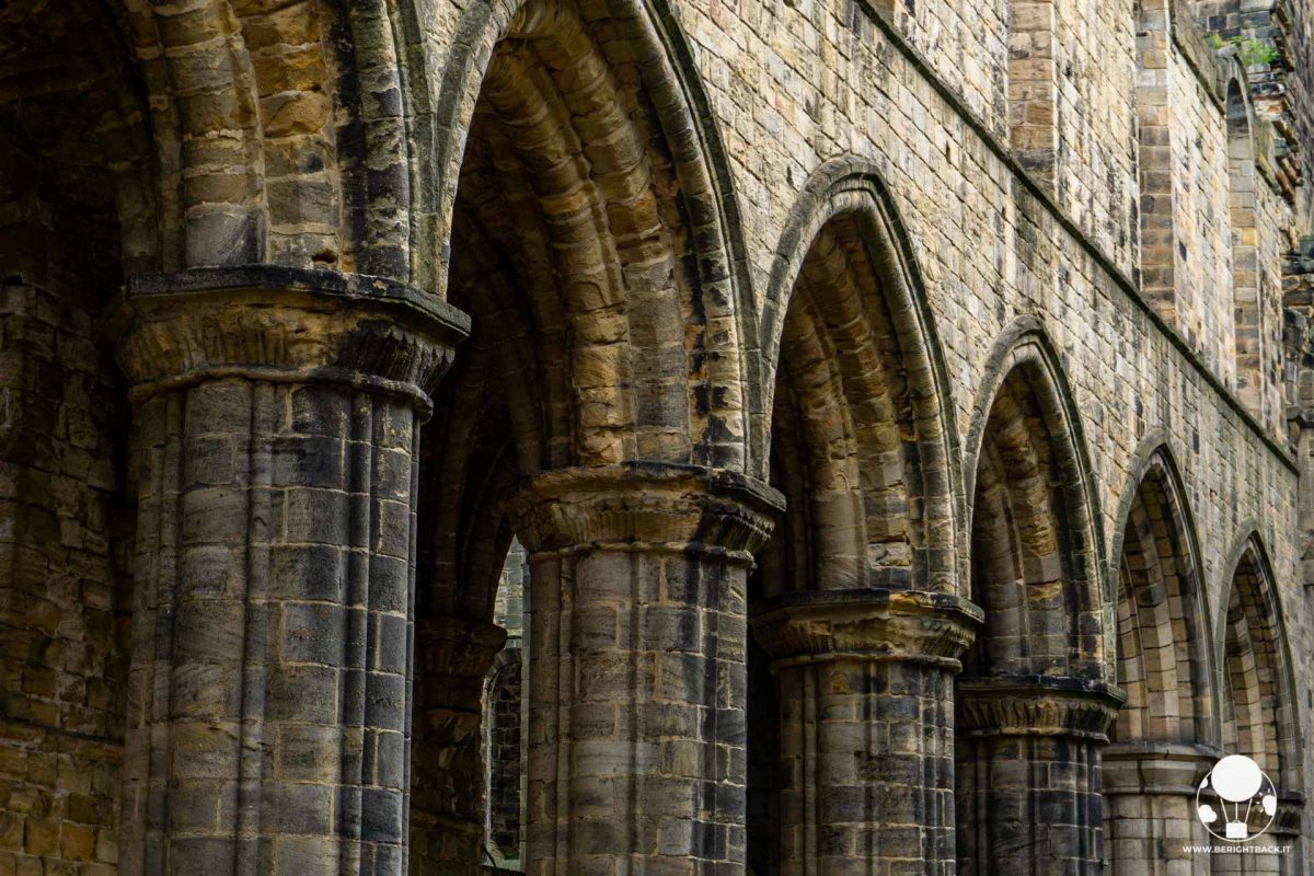 Archi e colonne nella chiesa dell'abbazia di Kirkstall, Leeds