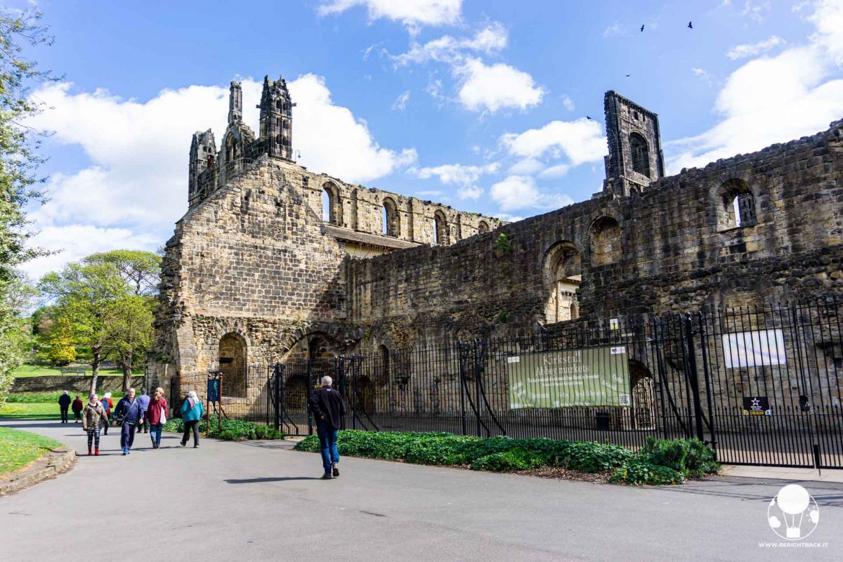 Recinzione esterna intorno all'abbazia di Kirkstall, Leeds