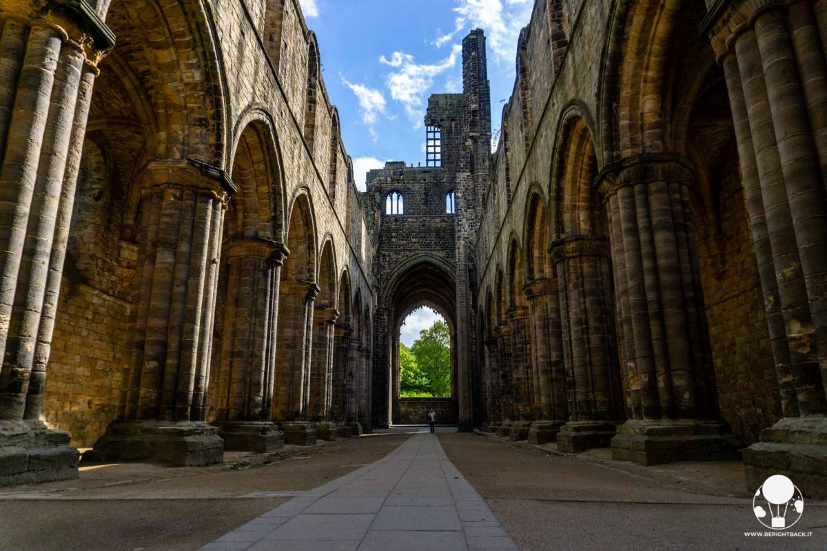Navata centrale con arcate laterali nella chiesa dell'abbazia di Kirkstall, Leeds