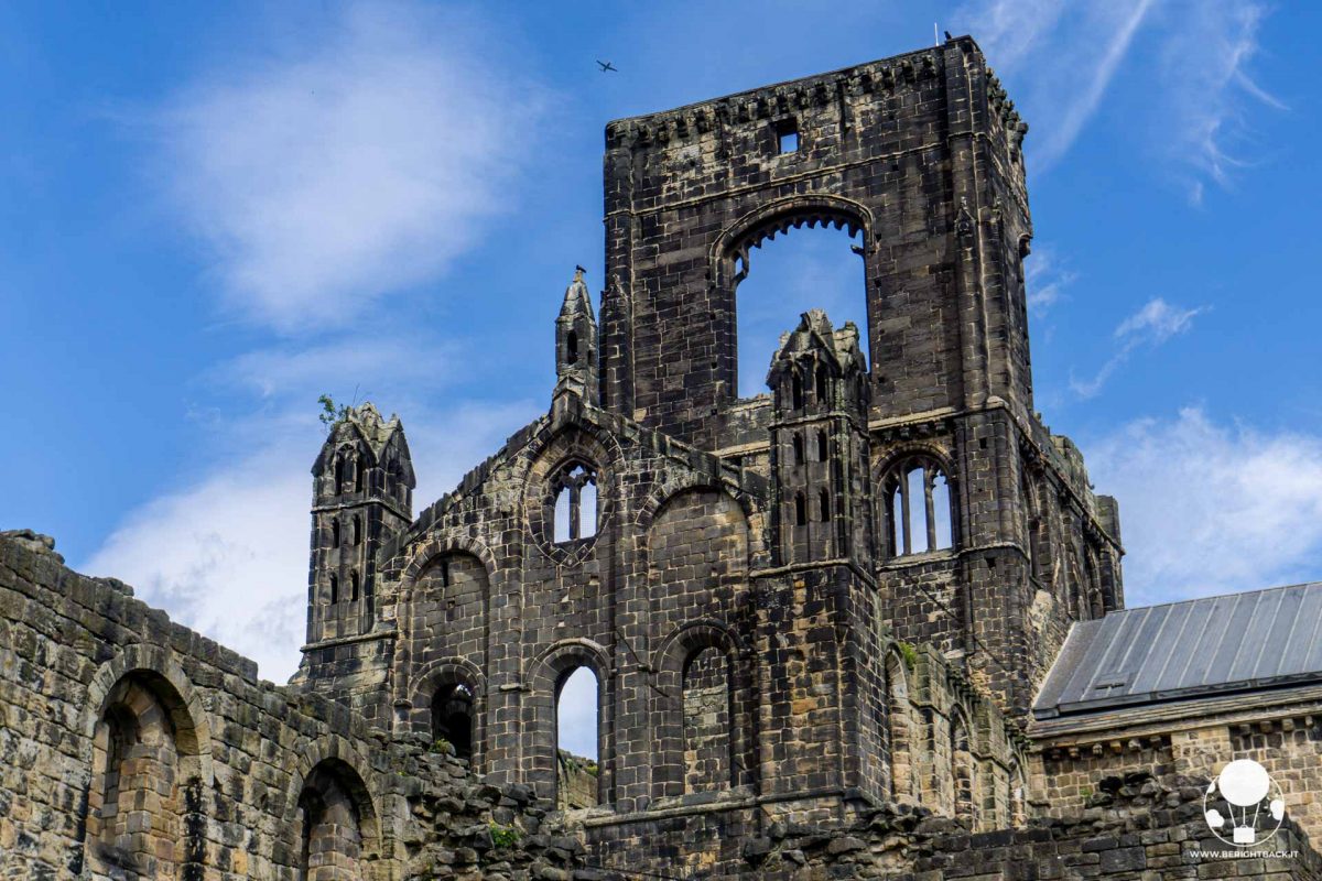 Resti del campanile e della facciata della chiesa dell'abbazia di Kirkstall, Leeds