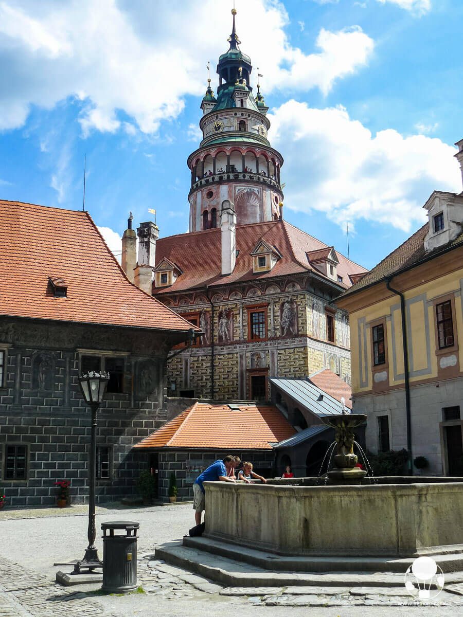 La torre del castello di Český Krumlov vista dal cortile interno