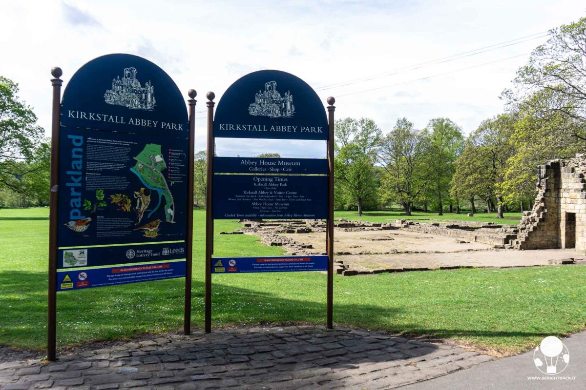 Cartelli con indicazioni all'ingresso dell'abbazia di Kirkstall