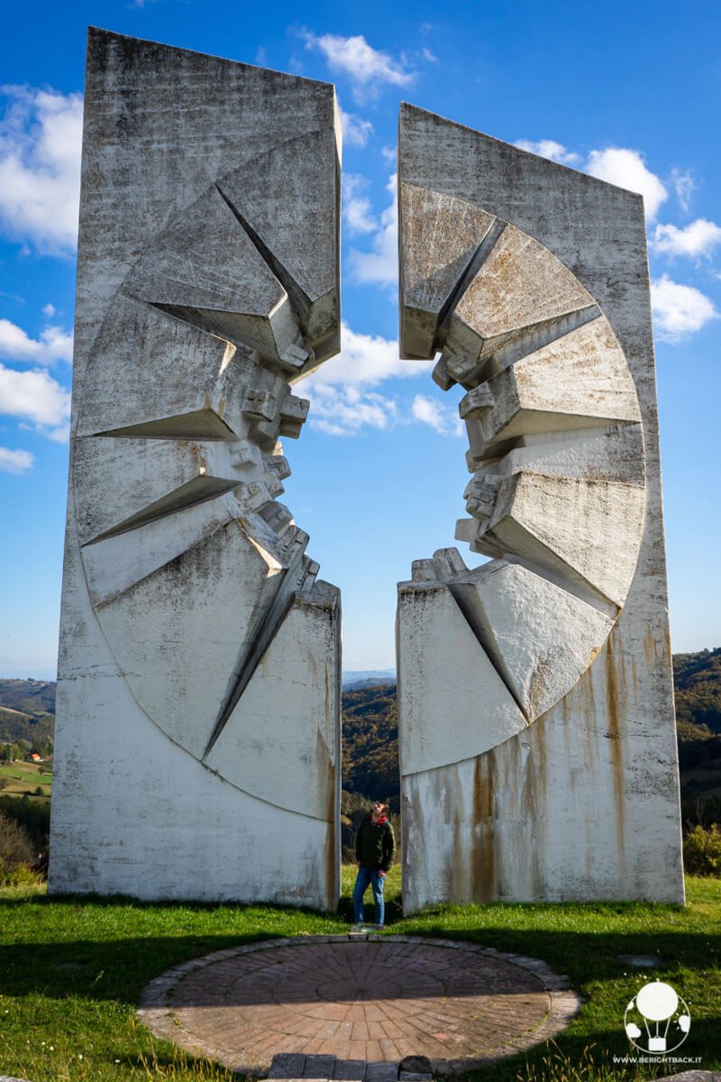 Due piloni con un enorme foro centrale sono il simbolo del memoriale di Kadinjača
