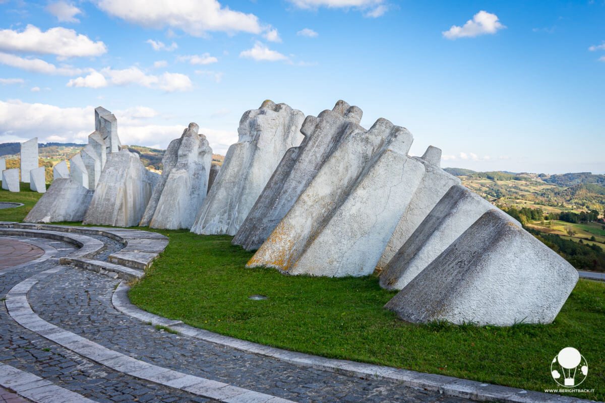 Piloni in cemento con forme umane stilizzate, memoriale di Kadinjača