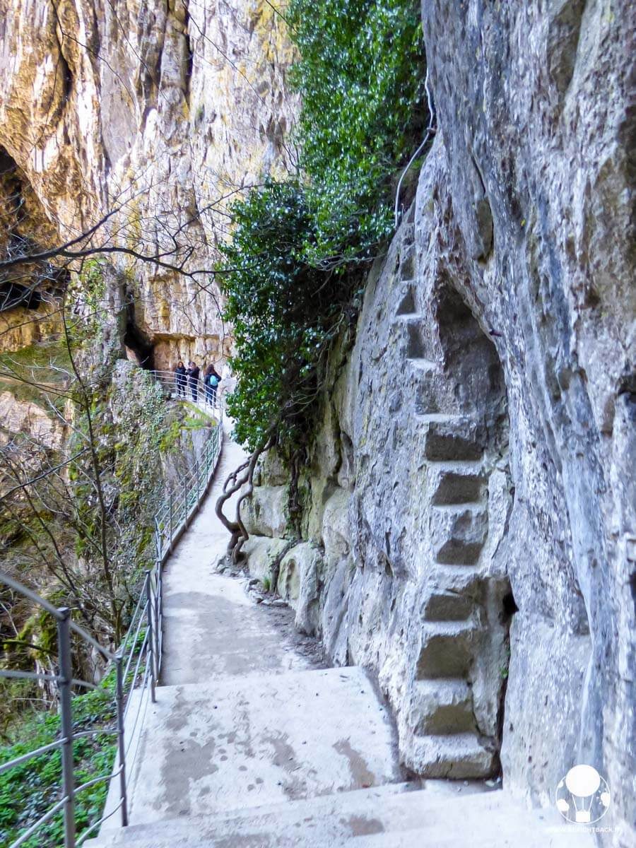 Scale scavate nella roccia dai primi esploratori delle Grotte di San Canziano