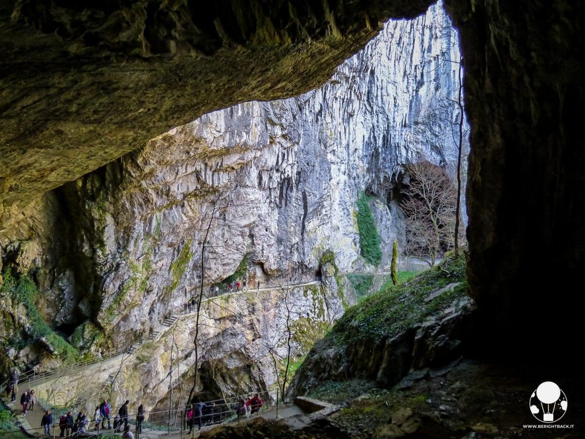 Percorso pedonale all'uscita delle Grotte di San Canziano