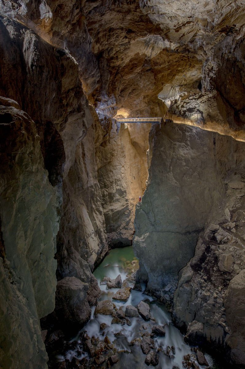 Ponte che sovrasta il canyon all'interno delle Grotte di San Canziano