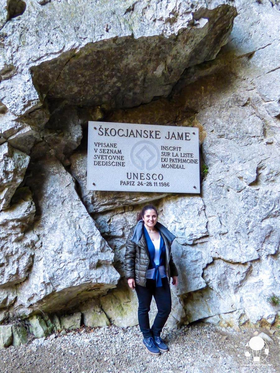 Targa che attesta il riconoscimento Unesco alle Grotte di San Canziano