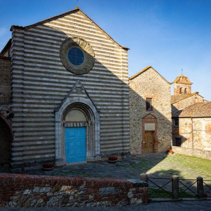 La facciata a bande orizzontali della chiesa di San Francesco a Lucignano