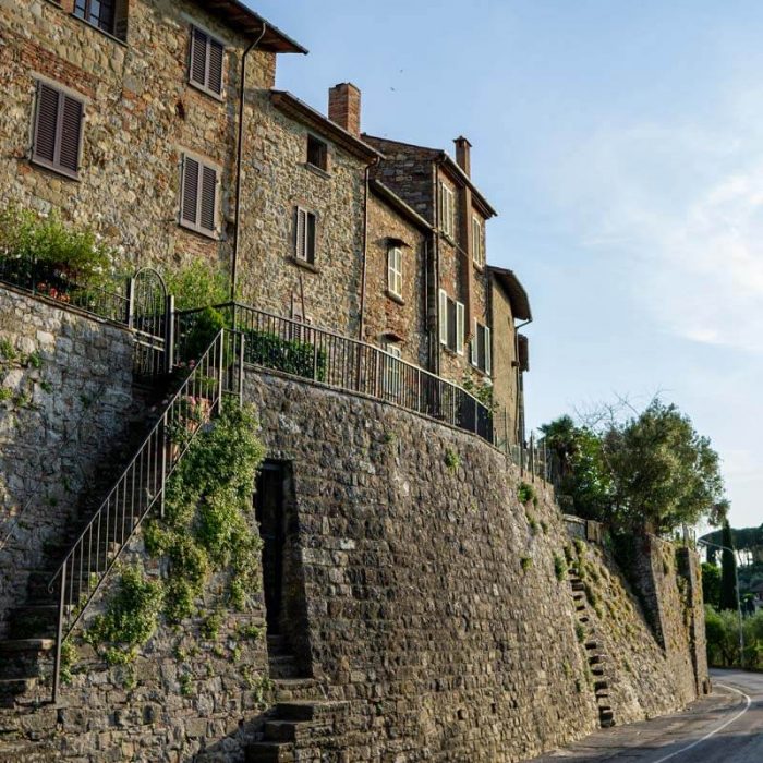 Le mura esterne di Lucignano con le scale di accesso alle case private