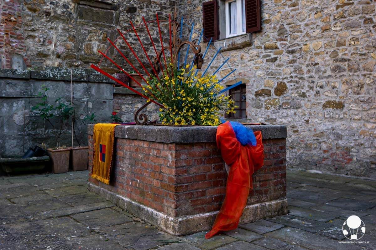 Pozzo addobbato con ginestre per la Maggiolata, Lucignano