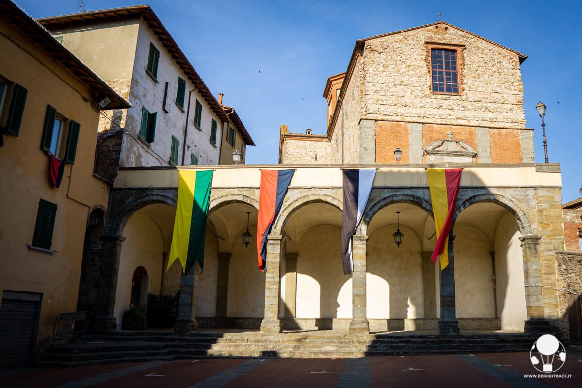 Loggiato con chiesa sullo sfondo, Lucignano