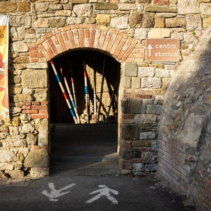 Porta cittadina e cartello di benvenuto a Lucignano