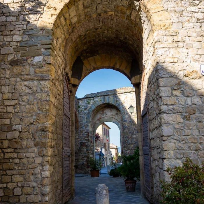 Le due arcate di Porta San Giovanni a Lucignano