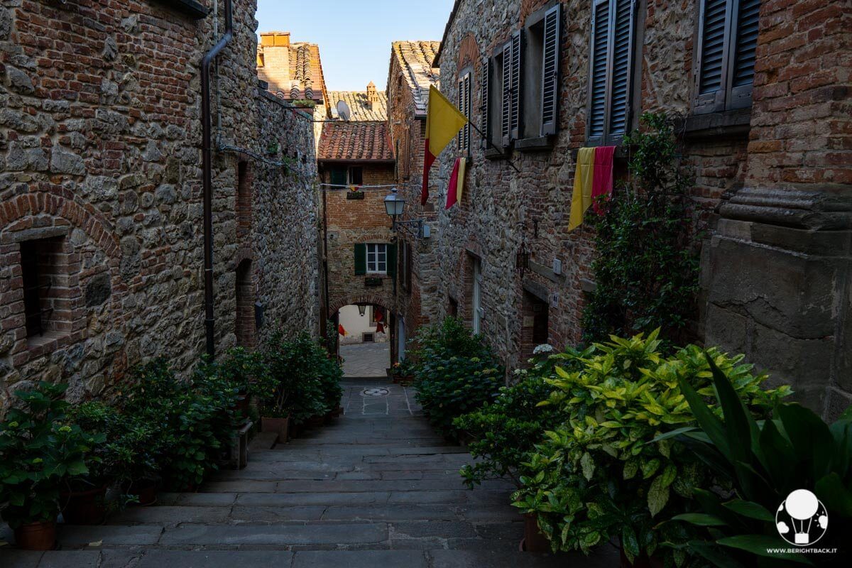 Vicolo medievale che conduce ad una porta lungo le mura, Lucignano