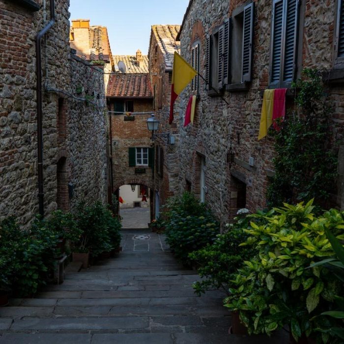 Vicolo medievale che conduce ad una porta lungo le mura, Lucignano