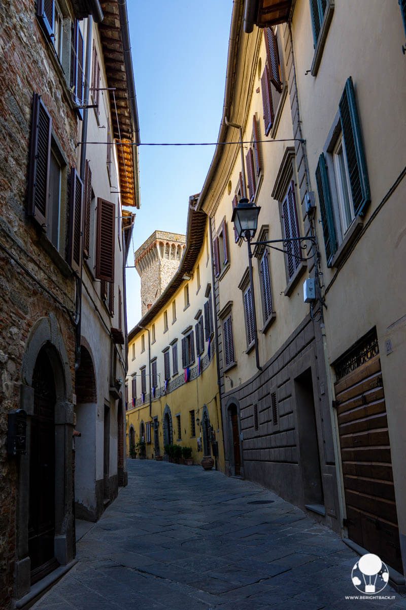Vicolo di Lucignano con torre sullo sfondo