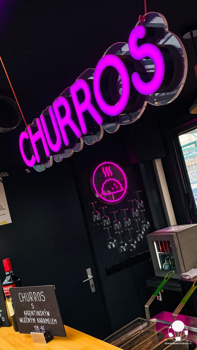 insegna al led viola di cibo argentino