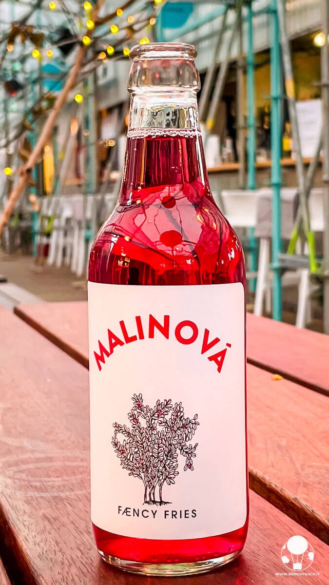 bibita in bottiglia di vetro dal colore rosso