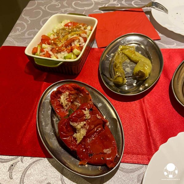 Peperoni in tre versioni sulla tavola serba: grigliati, con olio ed aglio, nell'insalata shopska