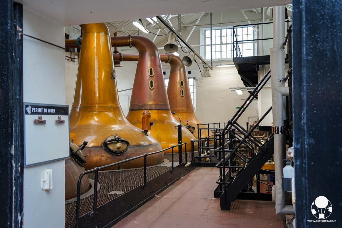 alambicchi per distillare il whisky all'interno della sala di produzione