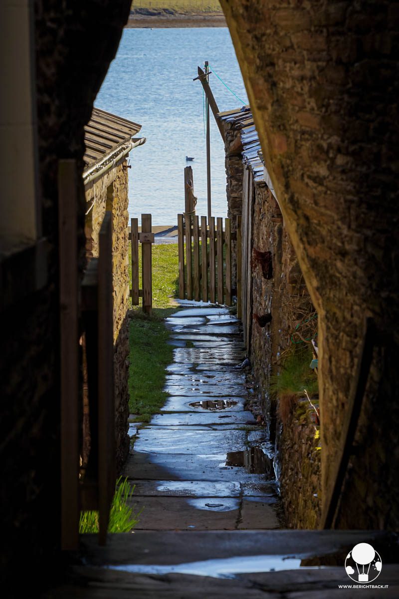 vialetto bagnato che conduce ad un giardino affacciato sul mare