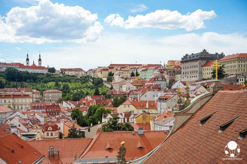 prague-visitor-pass-torre-chiesa-san-nicola-vista-su-praga-berightback