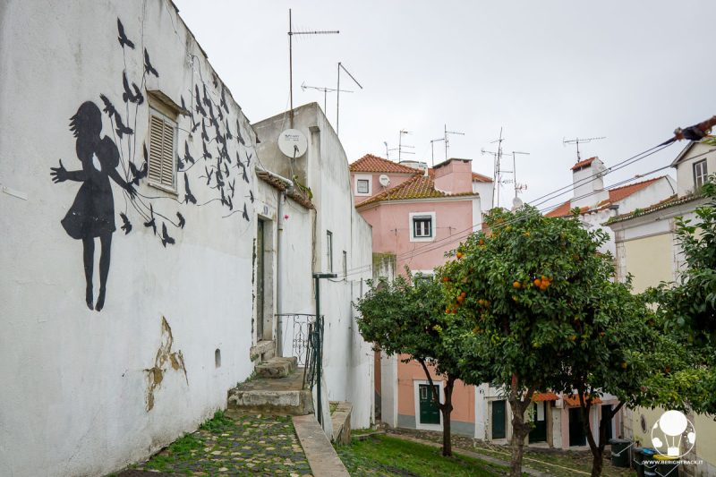 cosa-vedere-a-lisbona-alfama-cortile-murale-berightbackit