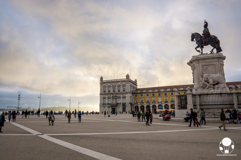 cosa-vedere-a-lisbona-baixa-praca-do-comercio-statua-equestre-berightbackit