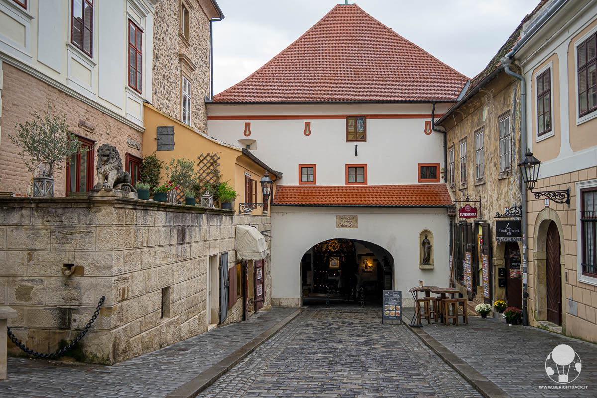 cosa-vedere-a-zagabria-porta-di-pietra-berightback