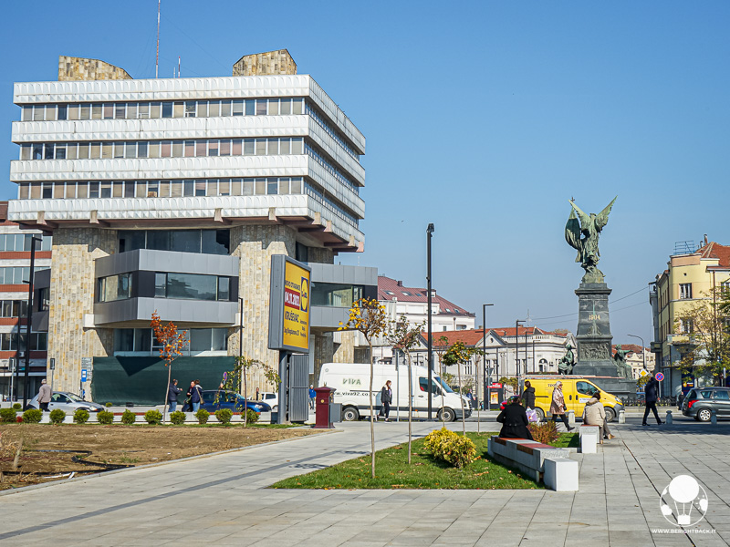 krusevac-serbia-cosa-vedere-centro-citta-piazza-degli-eroi-berightbackit