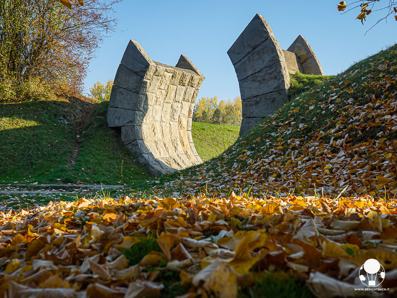 krusevac-serbia-cosa-vedere-spomenik-slobodiste-arco-berightbackit