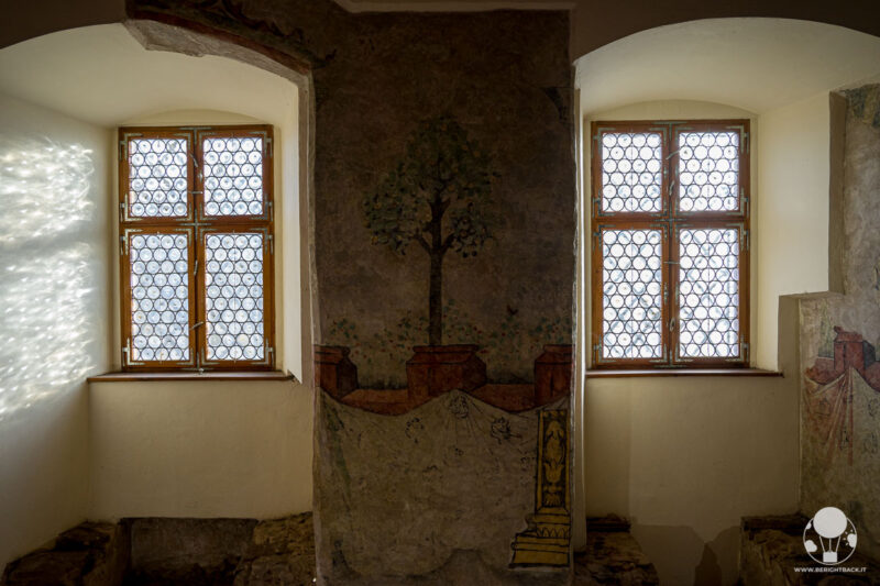 castello-loket-repubblica-ceca-affreschi-berightback